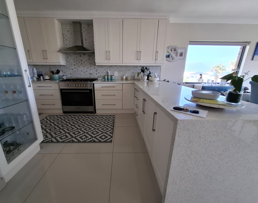 To Let 4 Bedroom Property for Rent in Bloubergstrand Western Cape